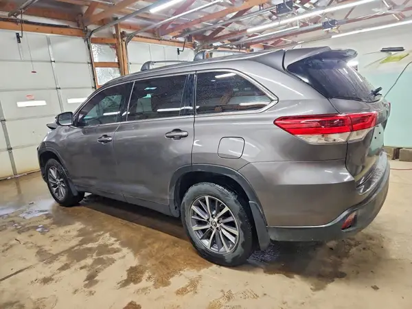 5TDJZRFH6KS617947 2019 TOYOTA HIGHLANDER - Image 2