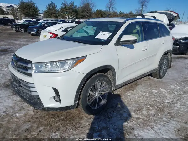 5TDJZRFH6KS618693 2019 TOYOTA HIGHLANDER - Image 2