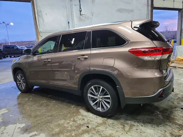 5TDJZRFH6KS931453 2019 TOYOTA HIGHLANDER - Image 2