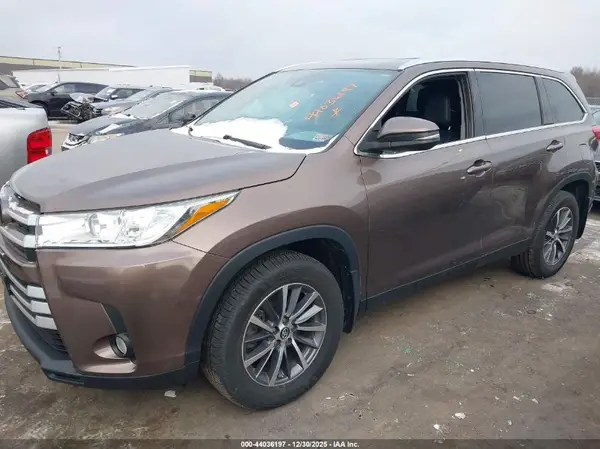 5TDJZRFH6KS945384 2019 TOYOTA HIGHLANDER - Image 2