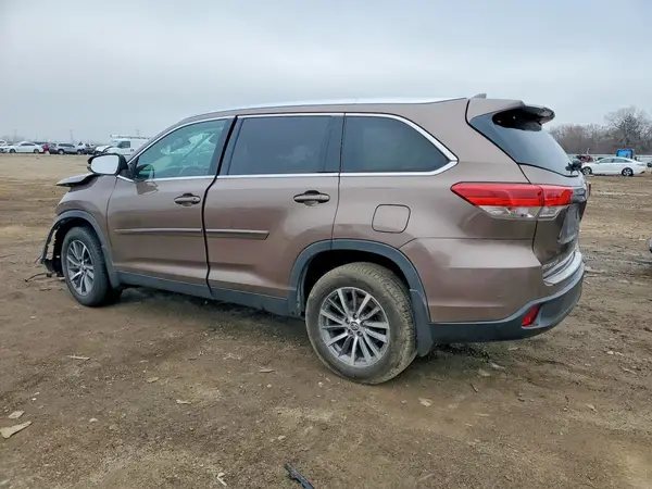 5TDJZRFH6KS973881 2019 TOYOTA HIGHLANDER - Image 2