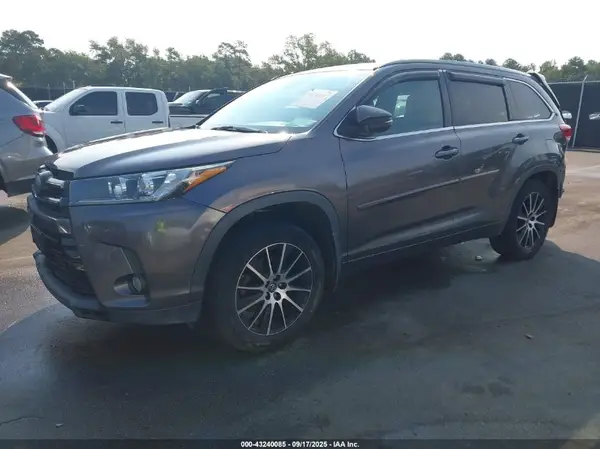 5TDJZRFH7HS360516 2017 TOYOTA HIGHLANDER - Image 2