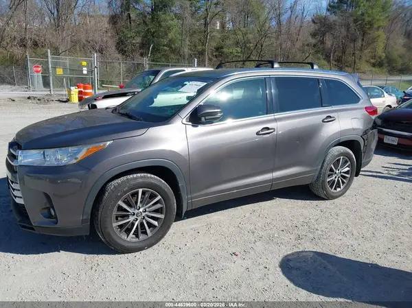 5TDJZRFH7HS385058 2017 TOYOTA HIGHLANDER - Image 2