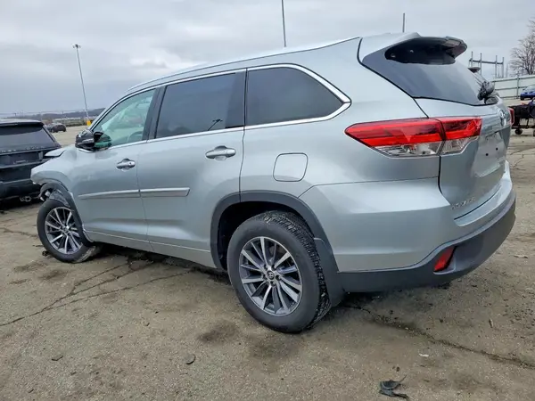 5TDJZRFH7HS386565 2017 TOYOTA HIGHLANDER - Image 2