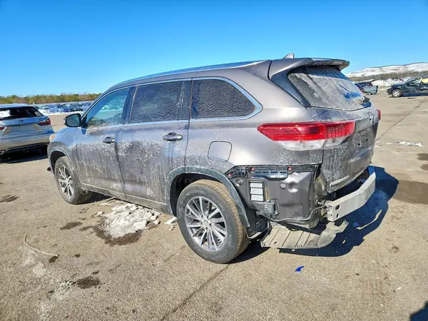 5TDJZRFH7HS392852 2017 TOYOTA HIGHLANDER - Image 2