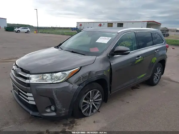 5TDJZRFH7HS409228 2017 TOYOTA HIGHLANDER - Image 2