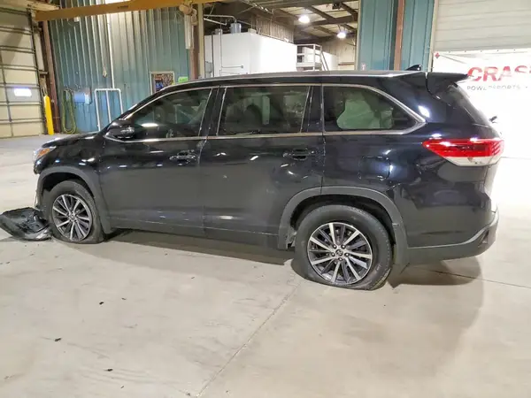 5TDJZRFH7HS410993 2017 TOYOTA HIGHLANDER - Image 2