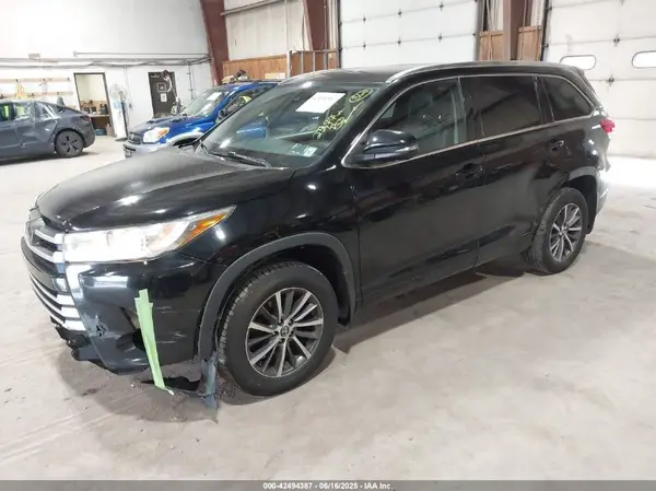5TDJZRFH7HS411075 2017 TOYOTA HIGHLANDER - Image 2