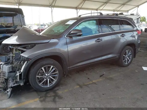 5TDJZRFH7HS412078 2017 TOYOTA HIGHLANDER - Image 2