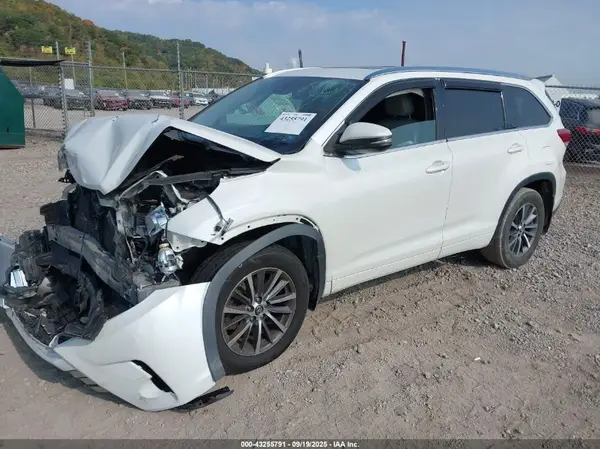 5TDJZRFH7HS418964 2017 TOYOTA HIGHLANDER - Image 2