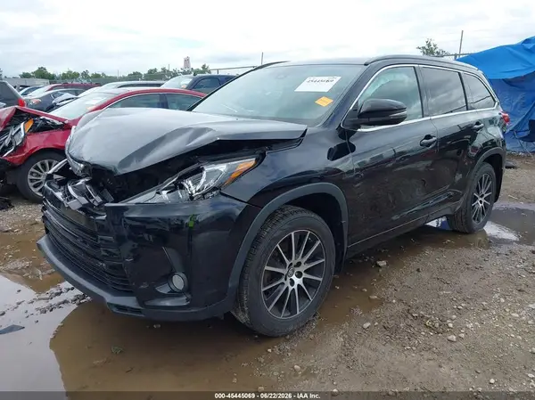5TDJZRFH7HS422982 2017 TOYOTA HIGHLANDER - Image 2