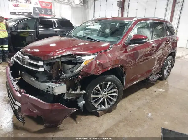 5TDJZRFH7HS424893 2017 TOYOTA HIGHLANDER - Image 2