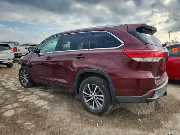 5TDJZRFH7HS429527 2017 TOYOTA HIGHLANDER - Image 2