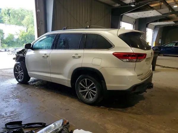 5TDJZRFH7HS429625 2017 TOYOTA HIGHLANDER - Image 2