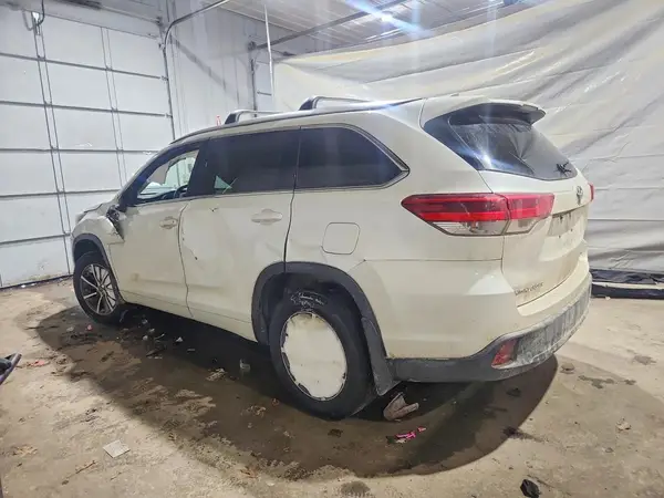 5TDJZRFH7HS436056 2017 TOYOTA HIGHLANDER - Image 2