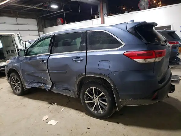 5TDJZRFH7HS443900 2017 TOYOTA HIGHLANDER - Image 2
