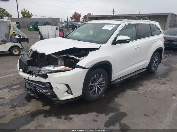5TDJZRFH7HS450846 2017 TOYOTA HIGHLANDER - Image 2