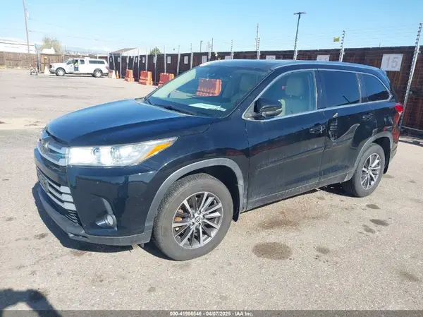5TDJZRFH7HS462950 2017 TOYOTA HIGHLANDER - Image 2