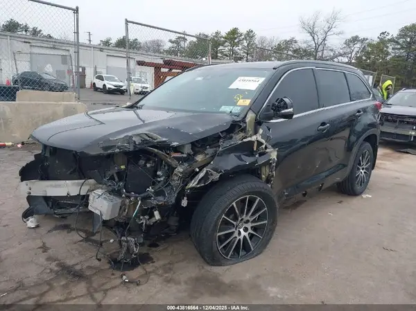 5TDJZRFH7HS469090 2017 TOYOTA HIGHLANDER - Image 2