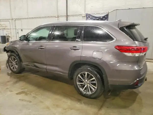 5TDJZRFH7HS472684 2017 TOYOTA HIGHLANDER - Image 2