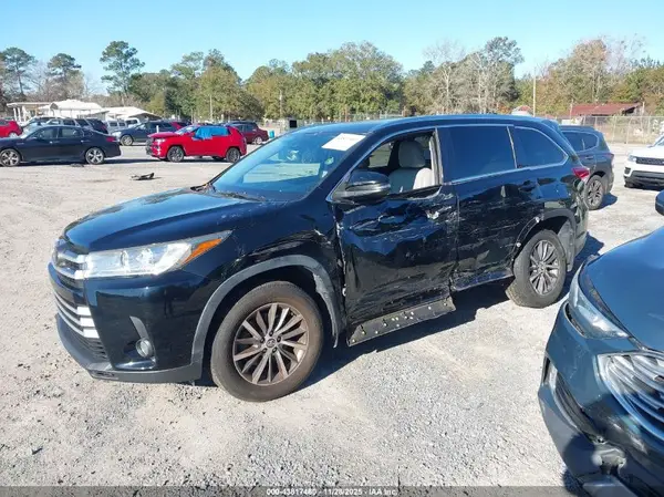 5TDJZRFH7HS478744 2017 TOYOTA HIGHLANDER - Image 2