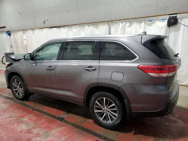 5TDJZRFH7HS481076 2017 TOYOTA HIGHLANDER - Image 2