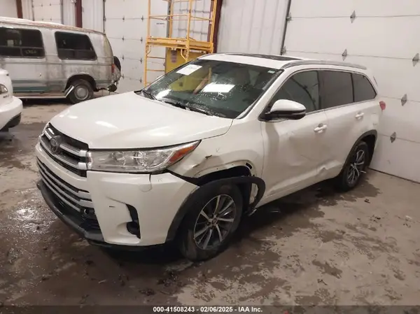 5TDJZRFH7HS507661 2017 TOYOTA HIGHLANDER - Image 2
