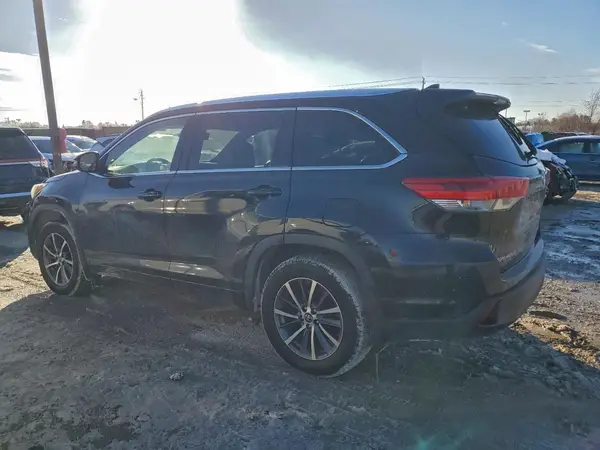 5TDJZRFH7HS510429 2017 TOYOTA HIGHLANDER - Image 2