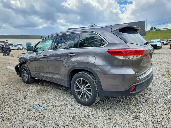 5TDJZRFH7HS518062 2017 TOYOTA HIGHLANDER - Image 2