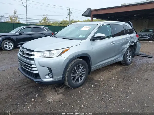 5TDJZRFH7JS485439 2018 TOYOTA HIGHLANDER - Image 2