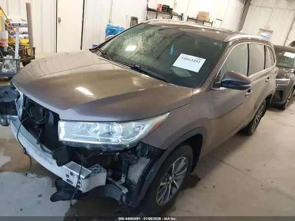 5TDJZRFH7JS488874 2018 TOYOTA HIGHLANDER - Image 2