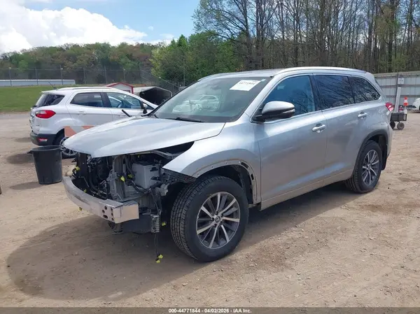 5TDJZRFH7JS489071 2018 TOYOTA HIGHLANDER - Image 2