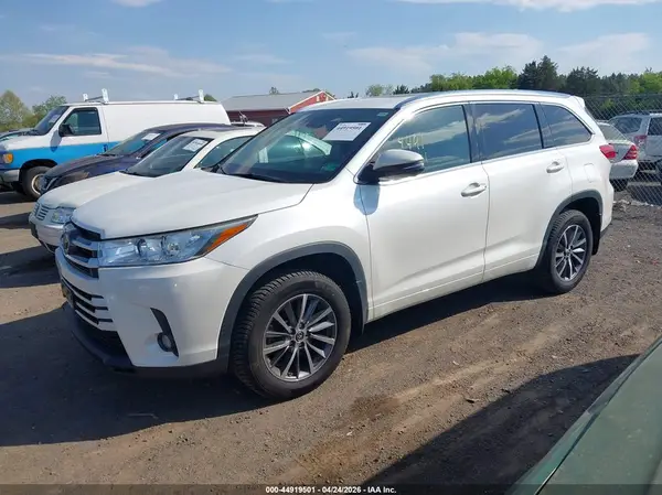 5TDJZRFH7JS492293 2018 TOYOTA HIGHLANDER - Image 2
