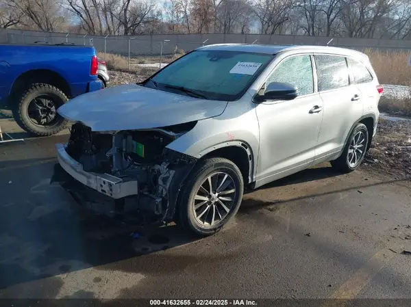 5TDJZRFH7JS524983 2018 TOYOTA HIGHLANDER - Image 2
