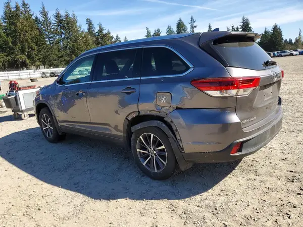 5TDJZRFH7JS530685 2018 TOYOTA HIGHLANDER - Image 2