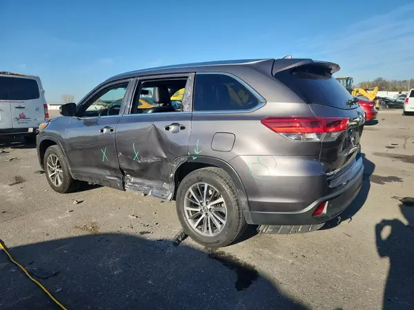 5TDJZRFH7JS536373 2018 TOYOTA HIGHLANDER - Image 2