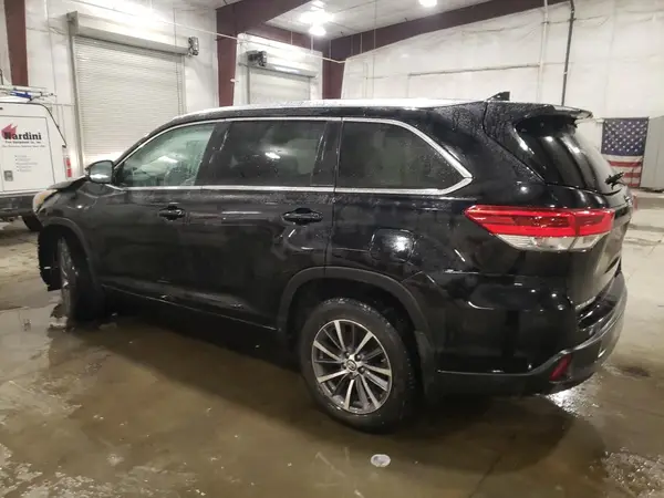 5TDJZRFH7JS536650 2018 TOYOTA HIGHLANDER - Image 2