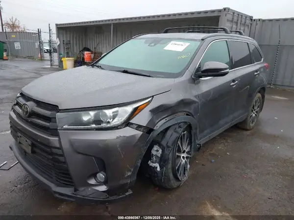5TDJZRFH7JS538821 2018 TOYOTA HIGHLANDER - Image 2