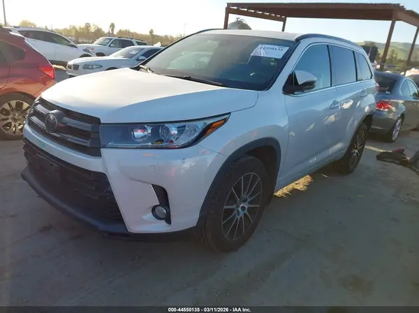 5TDJZRFH7JS539693 2018 TOYOTA HIGHLANDER - Image 2