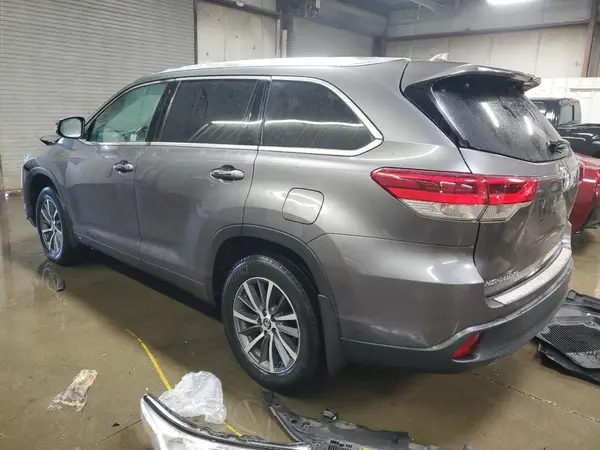 5TDJZRFH7JS541136 2018 TOYOTA HIGHLANDER - Image 2