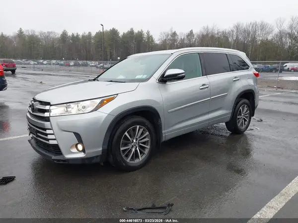 5TDJZRFH7JS541945 2018 TOYOTA HIGHLANDER - Image 2