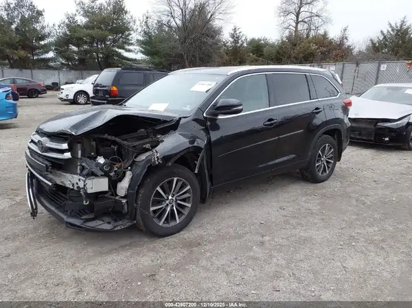 5TDJZRFH7JS543274 2018 TOYOTA HIGHLANDER - Image 2