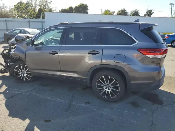 5TDJZRFH7JS543971 2018 TOYOTA HIGHLANDER - Image 2