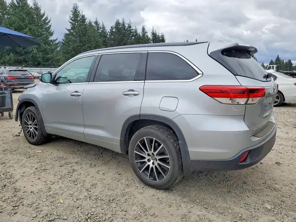 5TDJZRFH7JS547986 2018 TOYOTA HIGHLANDER - Image 2