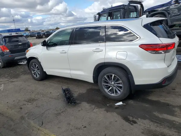 5TDJZRFH7JS548023 2018 TOYOTA HIGHLANDER - Image 2