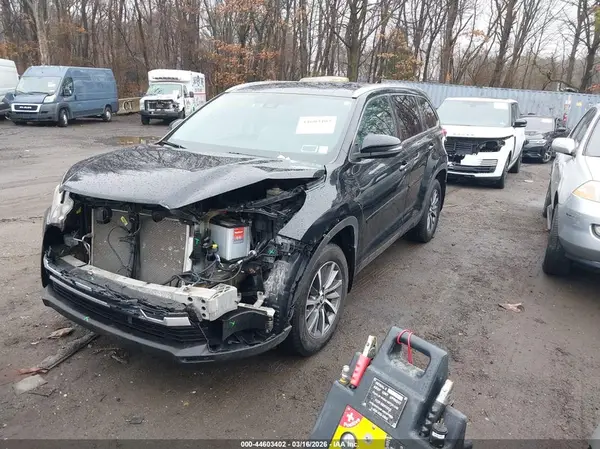 5TDJZRFH7JS548569 2018 TOYOTA HIGHLANDER - Image 2
