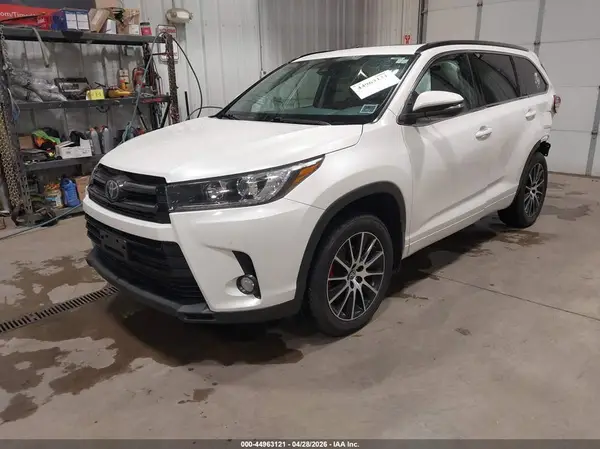 5TDJZRFH7JS552055 2018 TOYOTA HIGHLANDER - Image 2