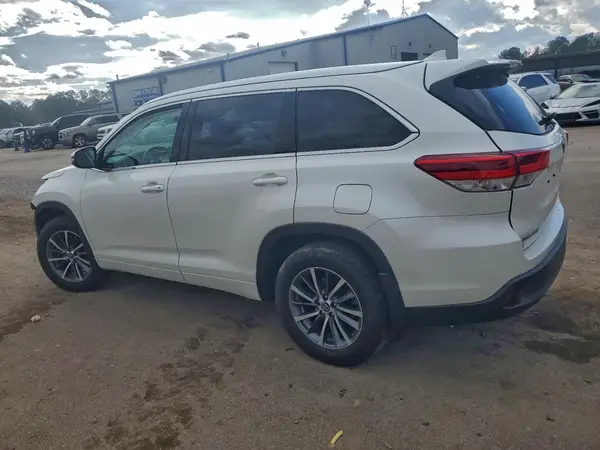 5TDJZRFH7JS553643 2018 TOYOTA HIGHLANDER - Image 2