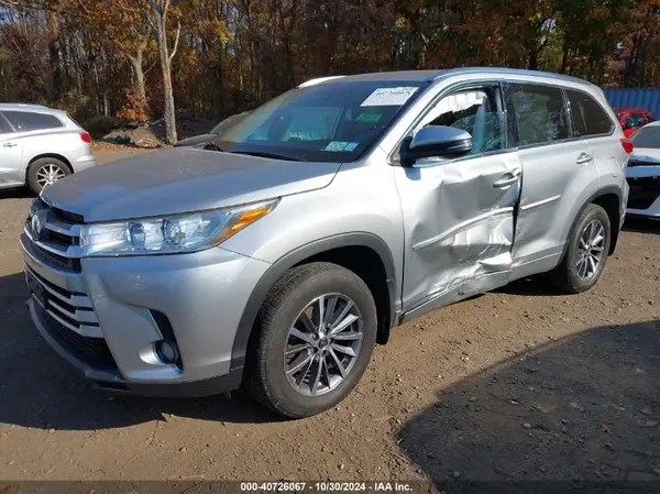 5TDJZRFH7JS554372 2018 TOYOTA HIGHLANDER - Image 2