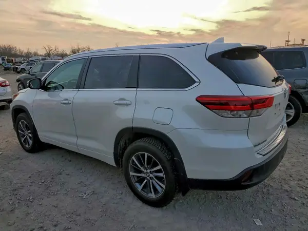 5TDJZRFH7JS560043 2018 TOYOTA HIGHLANDER - Image 2